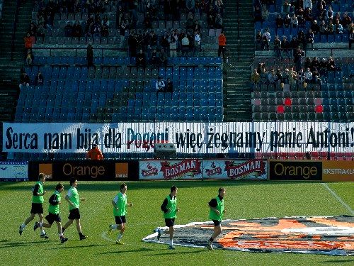 Wszystko wskazuje na to, że działaczom szczecińskiej Pogoni nie zależy na szybkim uzyskaniu licencji na grę w przyszłym sezonie w I lub II lidze.