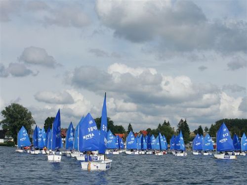 16 czerwca młodzi żeglarze z Kamienia Pomorskiego wystartują w pierwszych w życiu zawodach. W Poznaniu na jeziorze Kiekrz wystartują w regatach NIVEA Błękitne Żagle.