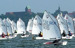 Dzięki bardzo dobrej organizacji i przygotowaniu Kamień Pomorski będzie w tym roku organizatorem największych żeglarskich imprez: Mistrzostw Polski, Crewsaver Cup Open Polish Optimist Championship oraz regat NIVEA Błękitne Żagle.