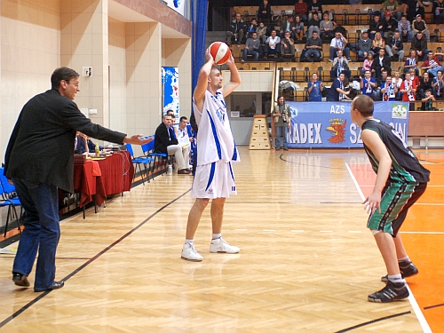 Koszykarze AZS Radex Szczecin odnieśli 13. zwycięstwo w drugiej lidze. W hali SDS-u w 18 kolejce rozgrywek podopieczni trenera Zbigniewa Majcherka pokonali Basket Pleszew 85:76.