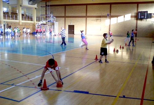 Blisko stu młodych zawodników uprawiających piłkę ręczną spotkało się w hali szkoły podstawowej nr 35 w Szczecinie - na turnieju z cyklu Ruch i zabawa - to fajna sprawa.