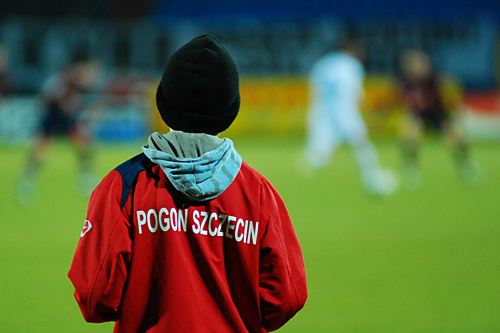 Piłkarze Pogoni rozegrają dziś drugi ligowy mecz w tym roku w Szczecinie. Rywalem portowców w 21 kolejce rozgrywek o mistrzostwo 2 ligi będzie drużyna Czarnych Żagań.