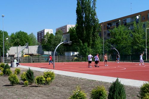 Pierwsze Osiedlowe Centrum Sportowo - Rekreacyjne w Szczecinie zostało otwarte. Kompleks boisk ze sztuczną nawierzchnią oddany został do użytku przy Zespole Szkół nr 4 na osiedlu Zawadzkiego.