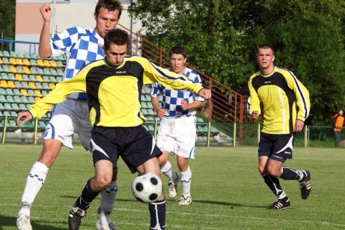 Miedź Legnica będzie rywalem piłkarzy Błękitnych Stargard w barażowych spotkaniach o udział w II lidze. W siedzibie Polskiego Związku Piłki Nożnej poznaliśmy dziś pary, które walczyć będą o osiem miejsc w dwóch grupach II ligi.