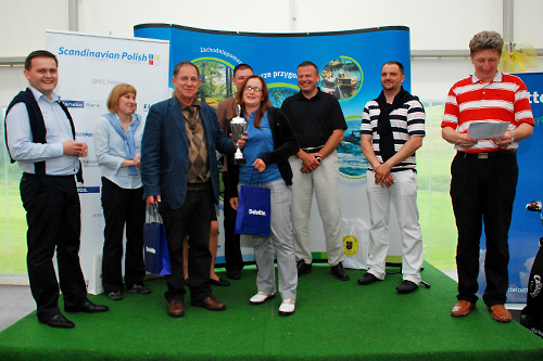Jednym uderzeniem Polskie Radio Szczecin uległo ekipie Kuriera Szczecińskiego w dziennikarskim turnieju golfowym zorganizowanym w ramach I Turnieju Inwestorów na polu golfowym Binowo Park Golf Club.