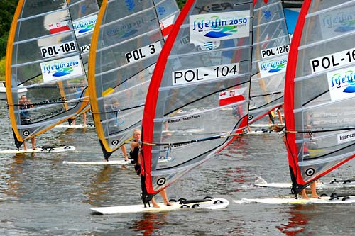 Kamil Zwolak z Sopotu i Nina Szymczak z Mrągowa - Mistrzami Polski Windsurfingu. Blisko 40 zawodników walczyło dziś w Szczecinie o ten tytuł.