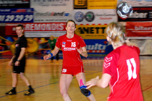 Piłkarki ręczne Pogoni Handball Szczecin od zwycięstwa rozpoczęły występy w I lidze w 2010 roku.