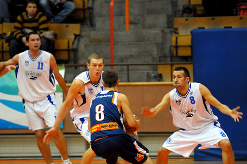 Koszykarze AZS-u Radex Szczecin pokonali AZS Poznań 83:68 w hicie 13. kolejki rozgrywek o mistrzostwo II ligi.