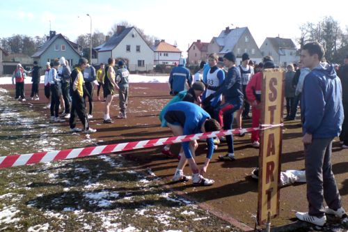 O godz. 10 na stadionie lekkoatletycznym w Stargardzie rozpoczęły się Mistrzostwa Polski Zrzeszenia Ludowych Zespołów Sportowych w biegach przełajowych. Zawody rozegrane zostaną w 12 kategoriach wiekowych.