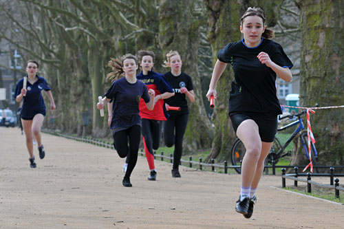 Łącznie 20 kilometrów mieli do pokonania uczestnicy Wiosennych Biegów o Puchar Prezydenta Szczecina. W programie zawodów były 4 biegi sztafetowe 10x500 metrów.
