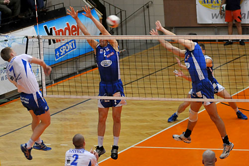W czwartym meczu barażowym o utrzymanie się w I lidze siatkarze Morza Bałtyk Szczecin pokonali Ślepsk Suwałki 3:0 (25:18, 25:23, 25:17). Tym samym zespoły remisują w meczach 2:2.
