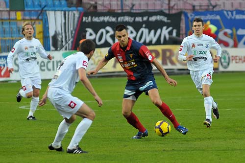 Piłkarze Pogoni zremisowali 0:0 na wyjeździe ze Zniczem Pruszków w zaległym meczu o mistrzostwo 1 ligi. Kolejnej porażki doznali natomiast Wyspiarze ze Świnoujścia.