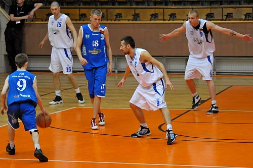 Koszykarze AZS-u Radex wygrali z Księżakiem Łowicz 94:60 w pierwszym meczu fazy play-off o awans do 1 ligi.