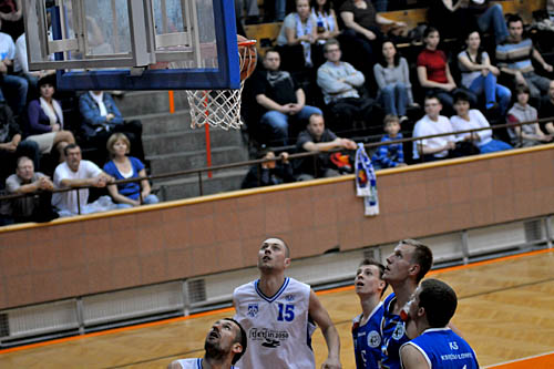 AZS Radex Szczecin wygrywa 18 punktami na wyjeździe z Księżakiem Łowicz 70:88.