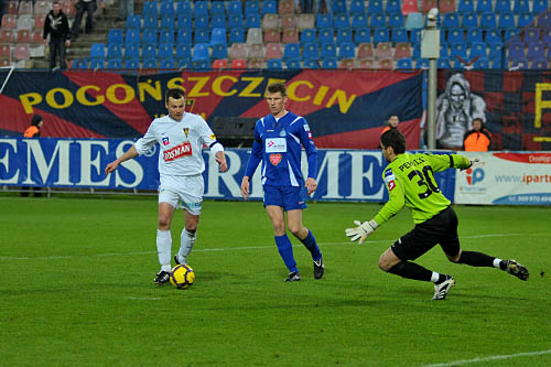 Piłkarze Pogoni Szczecin awansowali do finału Pucharu Polski. W rewanżowym półfinałowym meczu portowcy zremisowali we wtorek z Ruchem Chorzów 0:0. W pierwszym pojedynku na Górnym Śląsku był remis 1:1 i dzięki temu podopieczni trenera Piotra Mandrysza zagrają w finale.