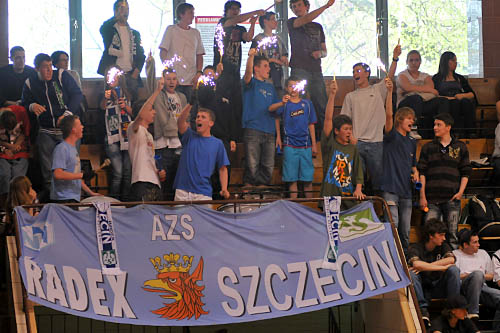 Wypełniona kibicami hala Szczecińskiego Domu Sportu sprzyjała koszykarzom AZS-u Radex Szczecin, którzy objęli prowadzenie w rywalizacji z Basketem Pleszew o awans do I ligi.