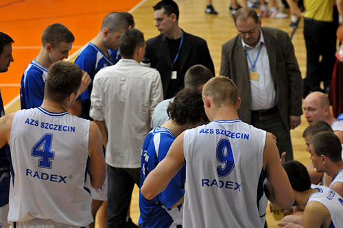 Koszykarze AZS Radex od zwycięstwa rozpoczęli walkę o awans do I ligi. Pierwsze spotkanie finału play-off z zespołem Open Pleszew wygrane przez akademików 91:72.