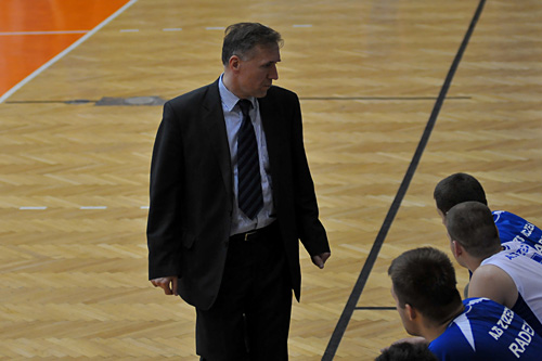 Koszykarze AZS Radex przegrali z Open Basket Pleszew drugi mecz o awans do I ligi. Decydujące starcie w środę w Szczecinie.