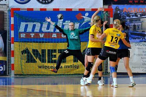 Szczecinianki przegrały we własnej hali z KSS Kielce 27:28 w pierwszym barażowym meczu o prawo gry w rozgrywkach o mistrzostwo Polski.