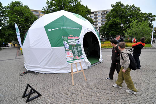 Na pl. Grunwaldzkim w Szczecinie, stanął namiot w kształcie piłki nożnej, oraz mini boisko. W ten sposób organizatorzy Akademii Orlika chcą przyciągnąć jak największą liczbę dzieci na jutrzejszy piknik sportowo-rekreacyjny.