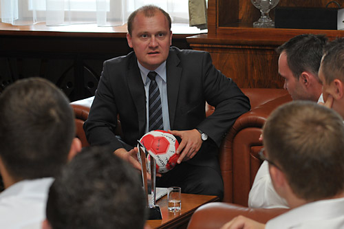 Piłkarze ręczni Pogoni Handball otrzymali upominki od prezydenta Szczecina Piotra Krzystka za awans do 1 ligi.