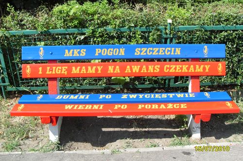 Cztery ławki w barwach klubów piłkarskich pojawiły się na osiedlu Zawadzkiego w Szczecinie.
