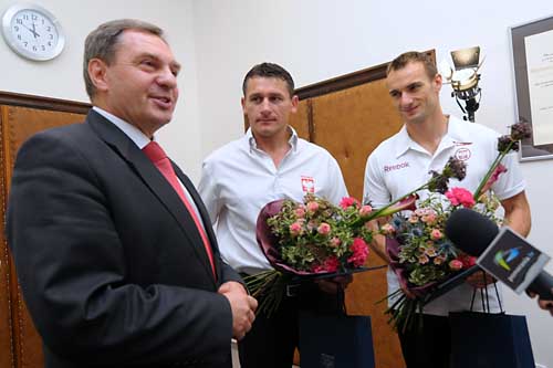 Kwiaty, list gratulacyjny, drobne upominki i dwa i pół tysiąca złotych dostał od marszałka tyczkarz Przemysław Czerwiński. Zawodnik MKLu Szczecin na Mistrzostwach Europy w Lekkiej Atletyce w Barcelonie wywalczył brązowy medal.