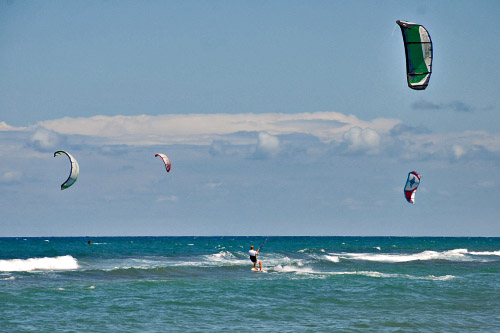 Ponad 60 zawodników z całej Europy zmaga się od dziś na świnoujskiej plaży z wiatrem i wodą. To uczestnicy finału Pucharu Europy w kitesurfingu - Kitesurf Tour Europe.