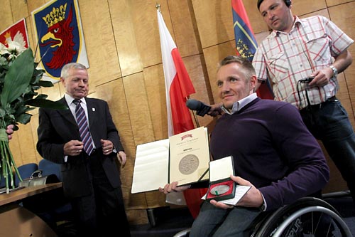 Szczecinianin Arkadiusz Skrzypiński - niepełnosprawny sportowiec - otrzymał dziś Medal za Zasługi dla Miasta Szczecina.
