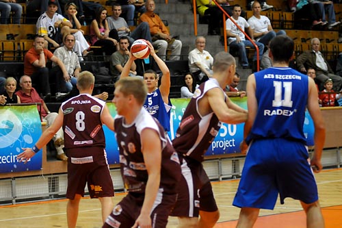 Koszykarze Spójni Stargard Szczeciński i AZS-u Radex Szczecin poznali swoich rywali w pierwszej rundzie Pucharu Polski.
