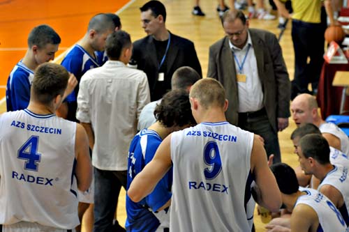 Koszykarze AZS-u Radex zmierzą się dziś na wyjeździe ze Zniczem Basket Pruszków w czwartej kolejce rozgrywek o mistrzostwo I ligi.