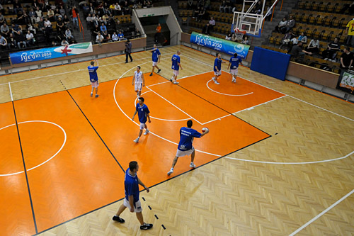 Koszykarze AZS-u Radex Szczecin przegrali 71:77 z Sokołem Łańcut w ostatniej kolejce pierwszej rundy rozgrywek o mistrzostwo I ligi.
