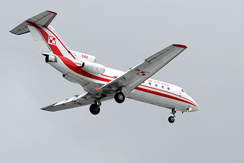 Załoga polskiego samolotu Jak 40, który lądował 10 kwietnia na smoleńskim lotnisku, według komisji badającej incydent złamała procedury - potwierdził Informacyjnej Agencji Radiowej podpułkownik Robert Kupracz rzecznik Dowództwa Sił Powietrznych. Z przepisów wynika, że za złamanie procedur żołnierzom może grozić nawet wydalenie ze służby.