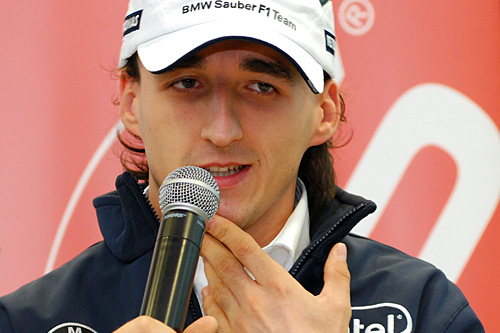 Robert Kubica zostanie na Oddziale Intensywnej Opieki Medycznej do poniedziałku. Decyzję taką podjęli lekarze szpitala Santa Corona na wyraźną prośbę polskiego kierowcy.