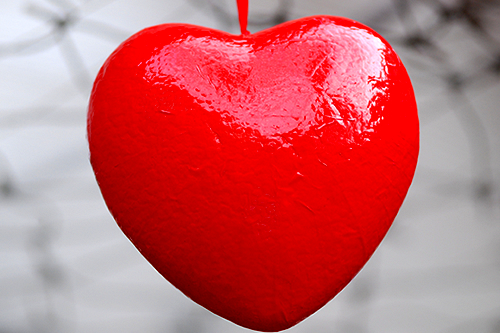 Już od początku lutego serduszka, kwiaty, pluszaki i oferty zabaw walentynkowych przypominają, że zbliża się Dzień Zakochanych.