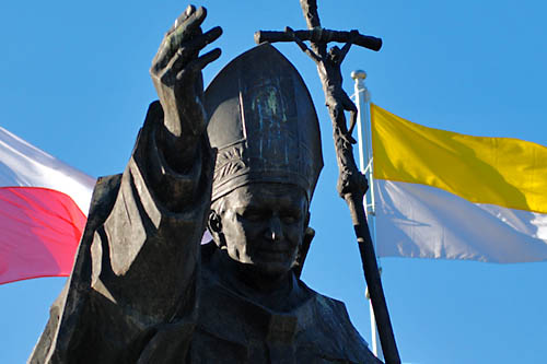 Trwają rozmowy na temat uruchomienia specjalnych połączeń kolejowych na uroczystość beatyfikacyjną Karola Wojtyły. Dopracowywana jest kwestia dwóch pociągów z Warszawy i jednego z Krakowa - poinformowała IAR Katarzyna Zimnicka-Jankowska, dyrektor handlowy, członek zarządu PKP Intercity.