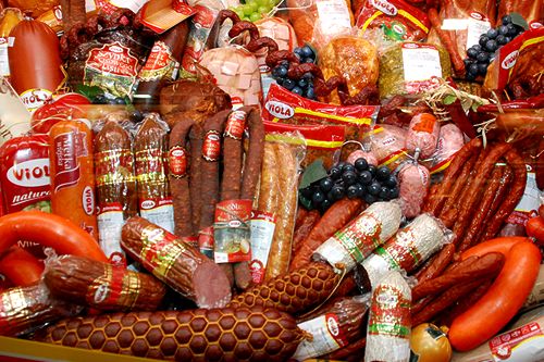 Prognozowany drastyczny wzrost cen żywności w tym roku, ma różne źródła-uważa europoseł Jarosław Kalinowski. FAO, czyli Organizacja Narodów Zjednoczonych do spraw Wyżywienia i Rolnictwa alarmuje, że w roku ubiegłym ceny te na świecie wzrosły o 25 procent.