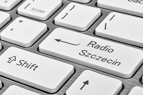 Średnio 2 godziny 20 minut dziennie spędzili w ubiegłym roku Polacy przed ekranem komputera. To o 40 minut więcej niż w roku 2009. Wciąż jednak więcej czasu oglądamy telewizję.