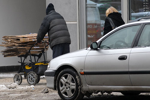 Klub Prawa i Sprawiedliwości wystąpił do premiera z wnioskiem o przedstawienie informacji na temat działań rządu w sprawie przeciwdziałania bezrobociu. Posłowie Prawa i Sprawiedliwości chcą też by na najbliższym posiedzeniu Sejmu premier wyjaśnił dlaczego w tegorocznym budżecie środki na aktywne przeciwdziałanie bezrobociu zostały drastycznie zmniejszone.