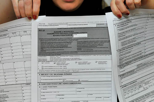 Wydłużenie do 31 lipca obowiązku wykorzystania zaległego urlopu przez pracownika, skrócenie terminu zwrotu różnicy zapłaconego VATu, czy rzadsze wydawanie pracownikom informacji RMUA - to tylko niektóre zmiany, jakie mają ułatwić życie przedsiębiorcom. Ministerstwo gospodarki przygotowuje listę zbędnych obowiązków informacyjnych nakładanych na firmy, które utrudniają im działalność.