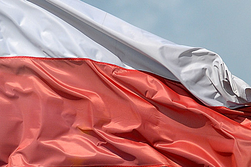 Polacy kochają trzymanie pieniędzy w skarpecie - pisze Puls Biznesu. Jak wynika z badania PBS DGA dla tej gazety, aż 47 procent obywateli mających oszczędności nie korzysta z żadnych form inwestowania. Od lokat, funduszy inwestycyjnych czy obligacji trzymamy się z daleka. Wolimy gotówkę lub nieoprocentowany rachunek bankowy.