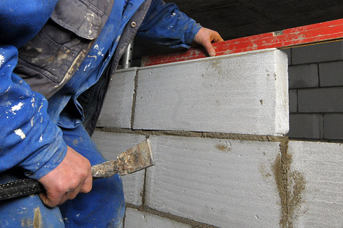 Nadchodzą dobre czasy dla deweloperów i właścicieli biurowców - zapowiada Puls Biznesu. W ubiegłym roku chętnych do wynajęcia biur było dwa razy więcej niż dostępnych lokali. Tak wynika z raportu firmy Cushman  Wakefield podsumowującego rynek nieruchomości komercyjnych w 2010 roku.