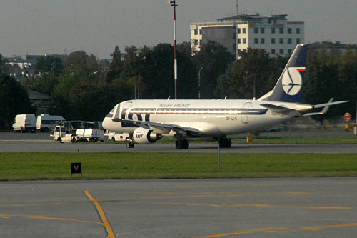 Za dwa tygodnie powinien być gotowy plan dla prywatyzacji LOT-u. Ministerstwo Skarbu Państwa chce szybko sprywatyzować LOT, a część swoich akcji sprzedać na Giełdzie Papierów Wartościowych -informuje Dziennik Gazeta Prawna.
