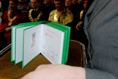 Ponad 100 związkowców i studentów protestowało przed Sejmem przeciwko niekorzystnym ich zdaniem zmianom w szkolnictwie wyższym. Dzisiaj Senat przedstawiał swoje stanowisko w sprawie ustawy o zmianie ustawy Prawo o szkolnictwie wyższym, ustawy o stopniach naukowych i tytule naukowym oraz o stopniach i tytule w zakresie sztuki oraz o zmianie niektórych innych ustaw.