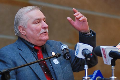 Lech Wałęsa domaga się, by prywatyzowana Enea, jedna z największych w kraju firm energetycznych, pozostała w polskich rękach. Były prezydent napisał w tej sprawie list do Donalda Tuska - dowiedział się Dziennik Gazeta Prawna.