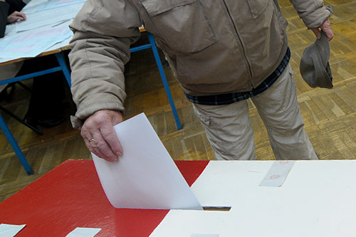Prezydent będzie rozmawiał dziś z przywódcami głównych partii politycznych na temat terminu wyborów parlamentarnych. W Belwederze odbędzie się kolejny etap konsultacji w tej sprawie. Do tej pory Bronisław Komorowski konsultował się z przedstawicielami Państwowej Komisji Wyborczej i z premierem Donaldem Tuskiem.