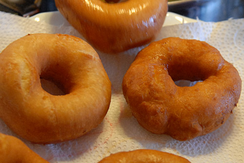 Za sprawą drożejącego cukru w przyszłym roku za pączki możemy zapłacić więcej - ostrzegają ekonomiści TMS Brokers. Od kilku lat cukier drożeje, a w ubiegłym miesiącu za funt tego towaru, czyli niecałe pół kilograma, trzeba było na światowych rynkach płacić najwięcej w historii - blisko 36 dolarów. Prognozy mówią o dalszym wzroście cen.