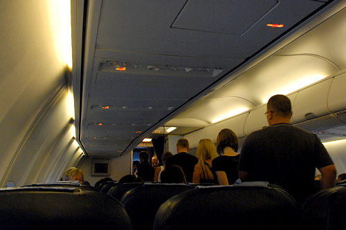 W ubiegłym roku w międzynarodowym ruchu regularnym polskie porty lotnicze obsłużyły blisko 15 i pół miliona pasażerów - wynika z danych Urzędu Lotnictwa Cywilnego. Najwięcej podróżnych obsłużono na trasach z i do Londynu - blisko 17 procent ogółu pasażerów - 2 miliony 597 tysięcy osób. Jednak zainteresowanie tym kierunkiem z roku na rok maleje.