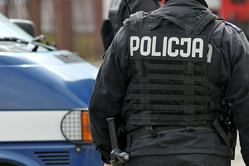 Dziennik Gazeta Prawna pisze o budzącym wątpliwości przetargu policji na 600 furgonetek. Według gazety, specyfikacja przetargowa wyklucza z możliwości starania się o kontrakt większość marek, a sprzyja jednej.
