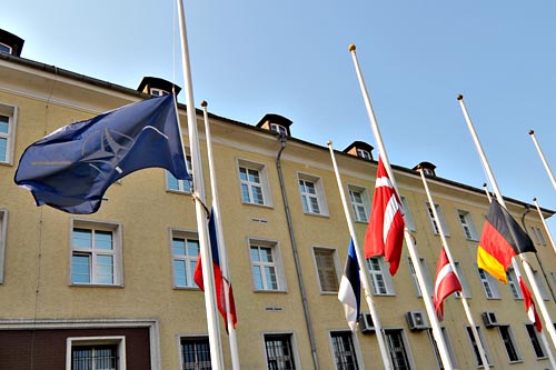 Być może nie odbędą się uroczystości z okazji 12 rocznicy członkostwa Polski w Traktacie Północnoatlantyckim-informuje Rzeczpospolita. Według gazety, w ramach obchodów rocznicy która przypada w sobotę, resort obrony zaplanował wielką fetę, pokaz uzbrojenia, rozdanie kilku tysięcy porcji grochówki i występy orkiestry wojskowej.